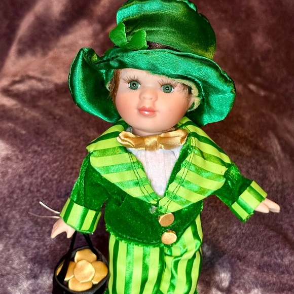Cute Shamrock with his pot of gold - Picture 8 of 11